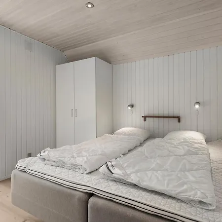 4 Bedroom Cozy In Hébergement de vacances *