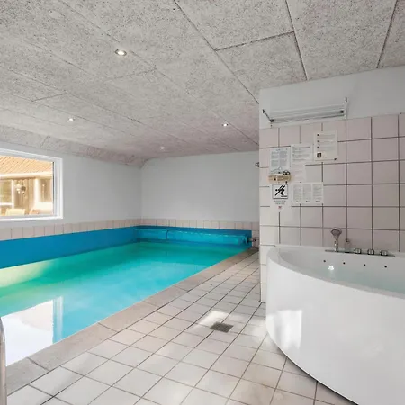 4 Bedroom Cozy In Hébergement de vacances Vejers Strand
